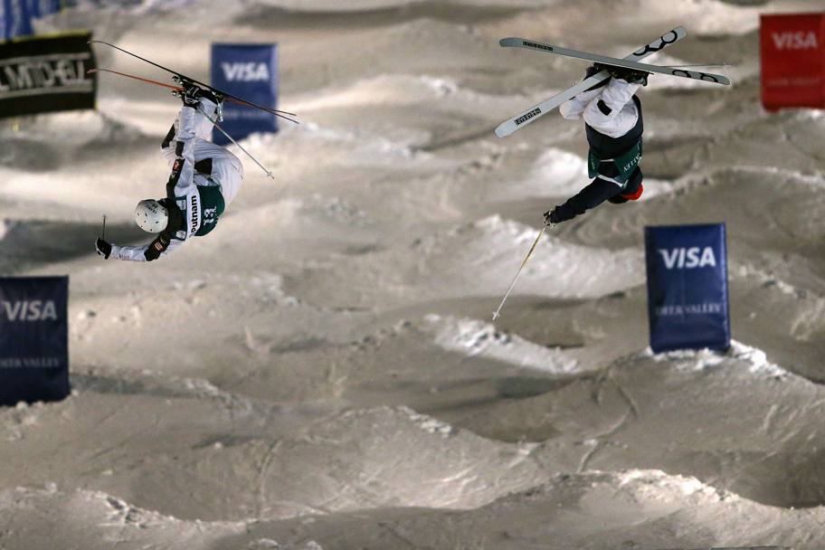 Il francese Anthony Benna e il finlandese Jimi Salonen alle prese con voli acrobatici nel corso della prova di Coppa del mondo di freestyle in svolgimento a Park City (Afp)